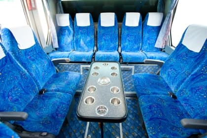 45名乗り大型バスの車内の写真